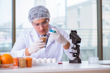 Besin uzmanı gıda ürünlerini laboratuarda test ediyor.