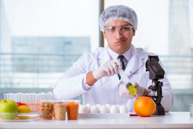 Besin uzmanı gıda ürünlerini laboratuarda test ediyor.