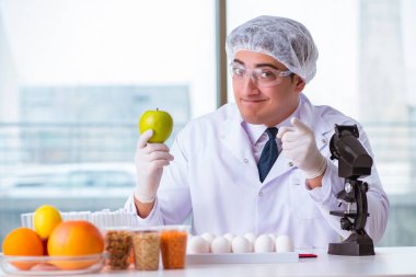 Besin uzmanı gıda ürünlerini laboratuarda test ediyor.