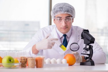 Besin uzmanı gıda ürünlerini laboratuarda test ediyor.