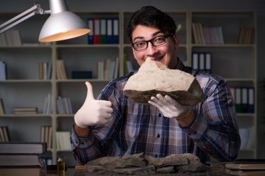 Arkeolog geç saatlere kadar ofiste çalışıyor.