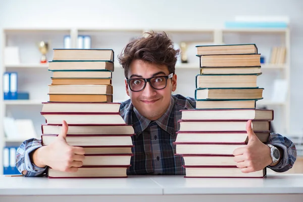 Nerd studente divertente preparazione per gli esami universitari — Foto Stock