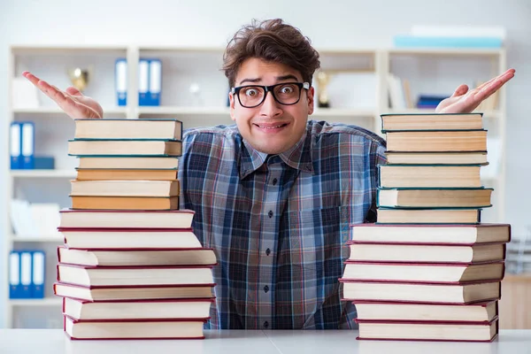 Nerd drôle étudiant se préparant pour les examens universitaires — Photo