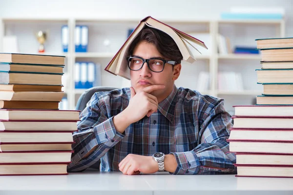 Nerd lustige Studentin bereitet sich auf Uni-Prüfungen vor — Stockfoto