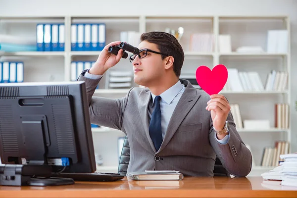 Biznesmen w świętej Walentynki koncepcja w biurze — Zdjęcie stockowe