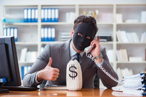 Zakenman met masker in kantoor hypocrisie concept — Stockfoto