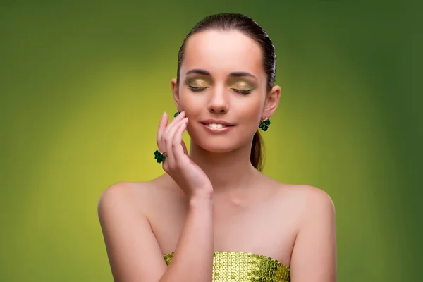 Jovem mulher no conceito de beleza no fundo verde — Fotografia de Stock