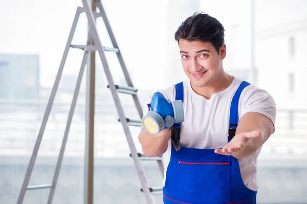 Trabajador joven con máscara protectora de gas facial — Foto de Stock