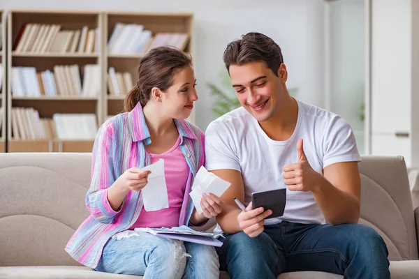 Familia joven discutiendo finanzas familiares — Foto de Stock