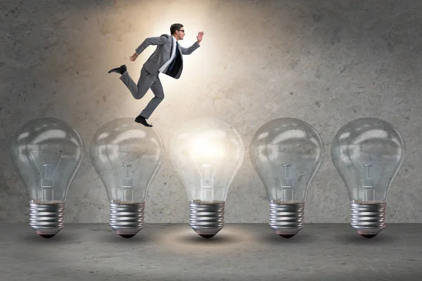 Uomo d'affari nel nuovo concetto di idea con lampadina — Foto Stock
