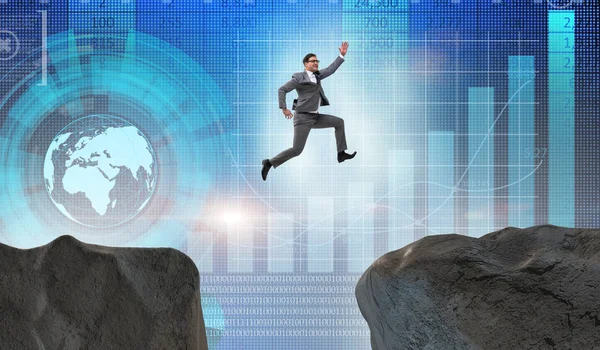 Амбициозный бизнесмен прыгает со скалы — стоковое фото