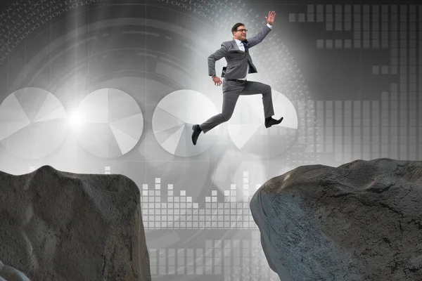 Ambitieuze zakenman springt over de klif — Stockfoto