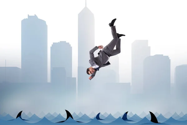 Biznesmen wpadający do morza z rekinami — Zdjęcie stockowe