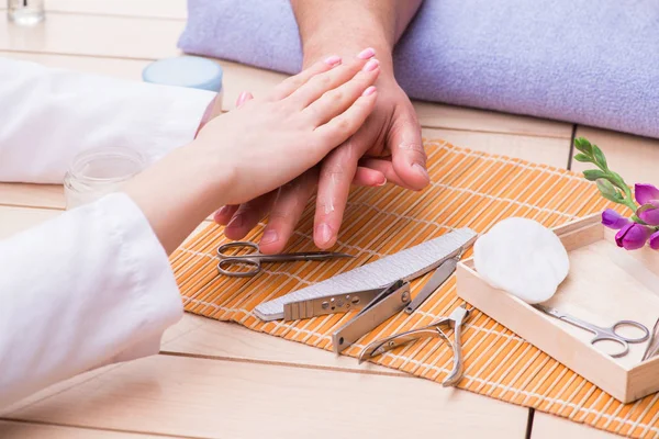 Conceito de manicure de mão para homem — Fotografia de Stock