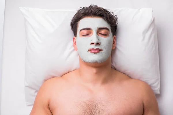 Hombre guapo en concepto de masaje spa — Foto de Stock