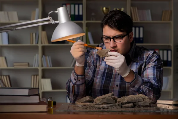 Archäologe arbeitet spät in der Nacht im Büro — Stockfoto