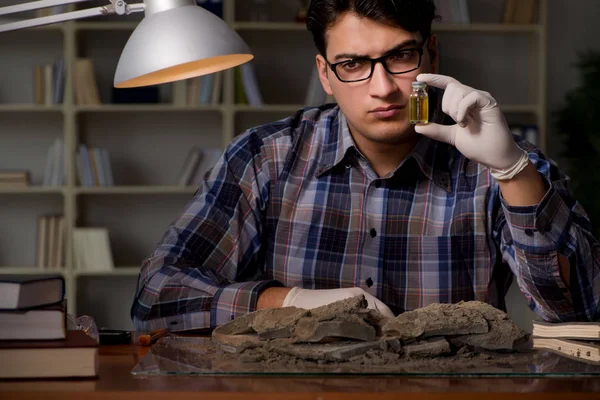 Archéologue travaillant tard dans la nuit au bureau — Photo