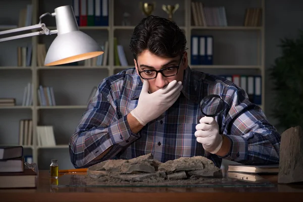 Arkeolog geç saatlere kadar ofiste çalışıyor.