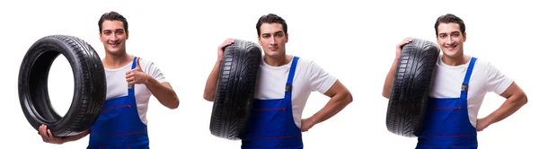 Hezký opravář pneumatik izolovaný na bílém — Stock fotografie