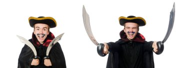 Genç korsan üzerinde beyaz izole kılıç holding