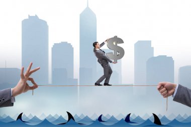 İş adamı iş konseptinde sıkı bir ipin üzerinde yürüyor