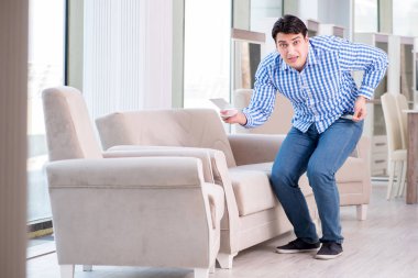 Genç adam mobilya dükkanından alışveriş yapıyor.