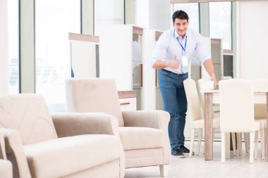 Mobilya mağazasında satış asistanı