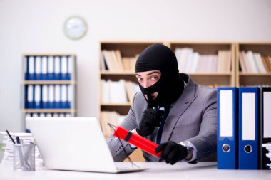 Ofisinde dinamit bulunan suçlu iş adamı.