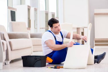 Mağazada çalışan mobilya tamircisi.