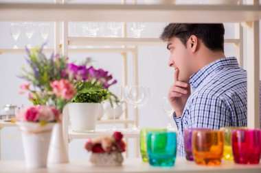 Genç yakışıklı dükkândan alışveriş yapıyor.