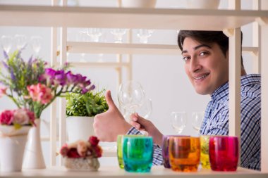 Genç yakışıklı dükkândan alışveriş yapıyor.