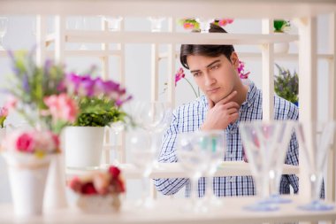 Genç yakışıklı dükkândan alışveriş yapıyor.