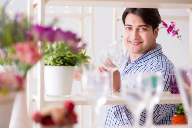 Genç yakışıklı dükkândan alışveriş yapıyor.