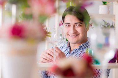 Genç yakışıklı dükkândan alışveriş yapıyor.