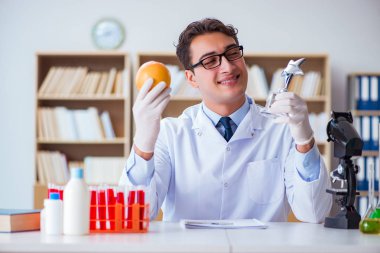 Doktor bilim adamı araştırması için ödül alıyor.