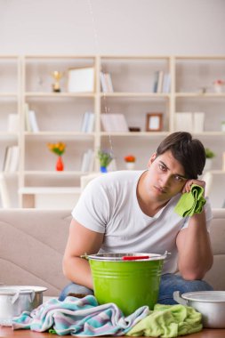 Evdeki adam, komşu sel sızıntısıyla uğraşıyor.