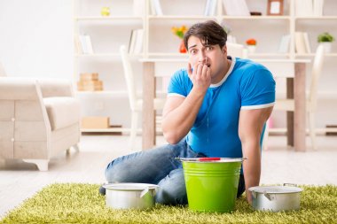 Evdeki adam, komşu sel sızıntısıyla uğraşıyor.