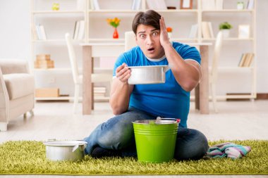 Evdeki adam, komşu sel sızıntısıyla uğraşıyor.