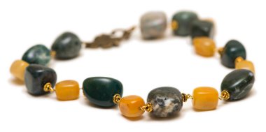 Beyaz arka plan üzerinde izole mücevher kolye