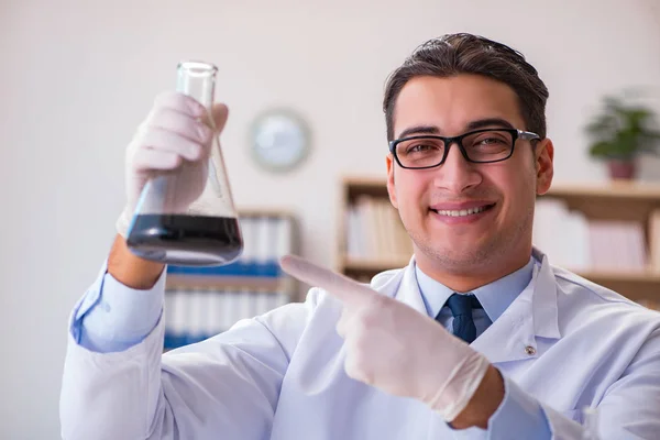 Junge Laborassistentin arbeitet im Labor — Stockfoto