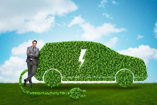 Uomo d'affari nel concetto di auto elettrica verde — Foto Stock