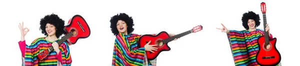 Linda chica en poncho mexicano con guitarra aislada en blanco —  Fotos de Stock