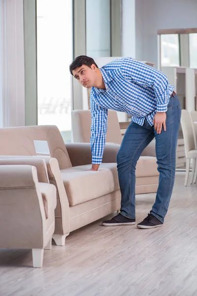 Hombre joven de compras en tienda de muebles — Foto de Stock