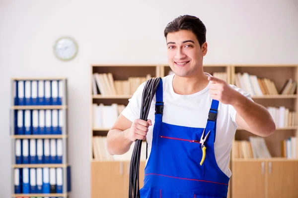 Uomo che fa riparazioni elettriche a casa — Foto Stock