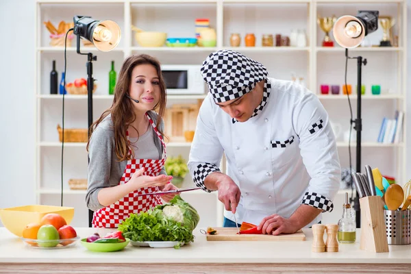 Comida cozinhar programa de tv no estúdio — Fotografia de Stock