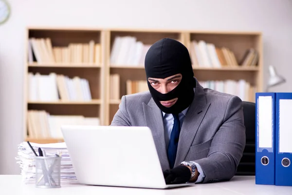Bűnöző üzletember símaszkot visel az irodában — Stock Fotó