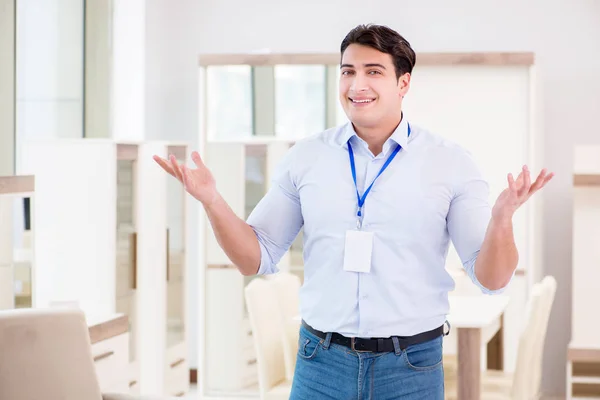 Assistente di vendita nel negozio di mobili — Foto Stock