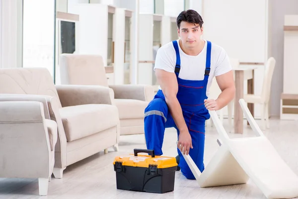 Reparador de móveis trabalhando na loja — Fotografia de Stock