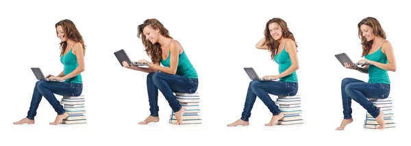 Estudante com netbook sentado em livros — Fotografia de Stock