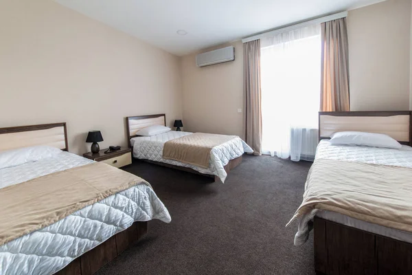 Háromágyas szoba a modern szállodában — Stock Fotó